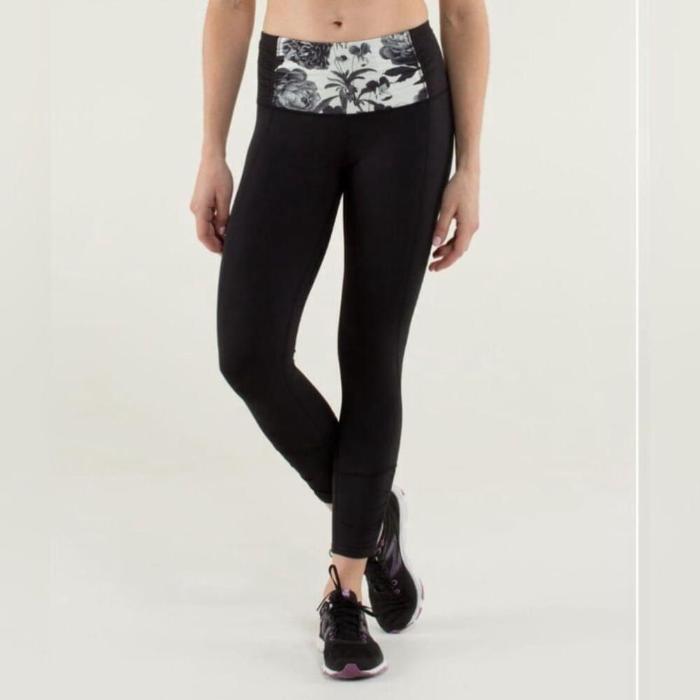 🤩 RARE Lululemon Runday Crop
Black / Brisk Bloom Black White